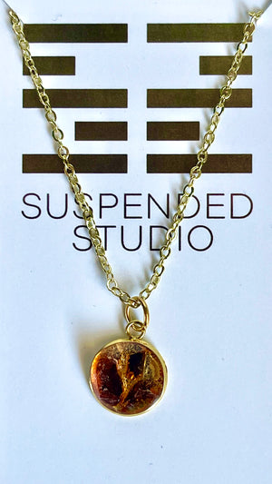 
            
                Charger l&amp;#39;image dans la galerie, Amber and Gold Recycled Glass Necklace (Small)
            
        